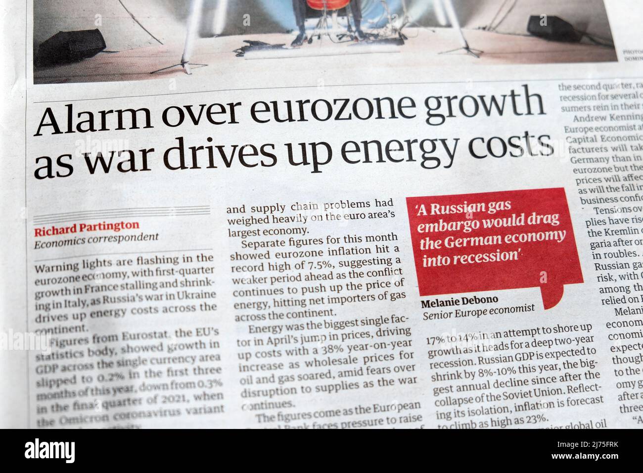 "Allarme sulla crescita dell'eurozona quando la guerra fa lievitare i costi energetici" articolo di giornale Guardian clipping 29 aprile 2022 Londra Inghilterra Regno Unito Foto Stock