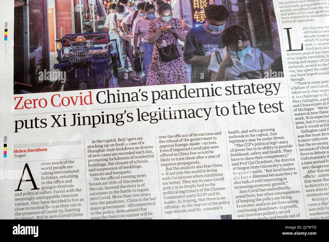 "La strategia pandemica di Zero Covid China mette alla prova la legittimità di Xi Jinping", articolo del giornale Guardian, codice 19, clipping 2022 London UK Foto Stock