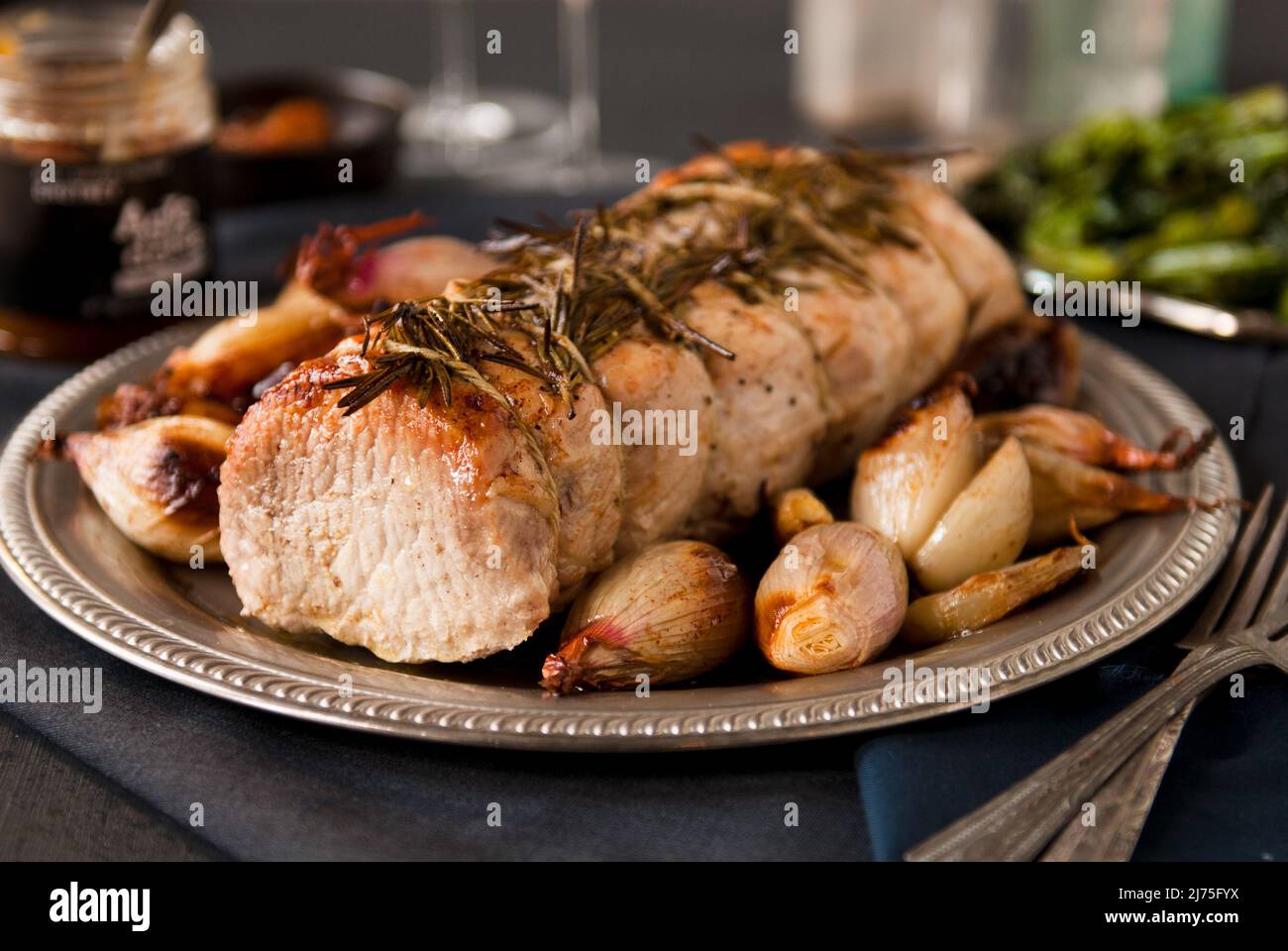 Arrosto di maiale al rosmarino con cipolle grigliate, coniglio di broccoli e chutney Foto Stock