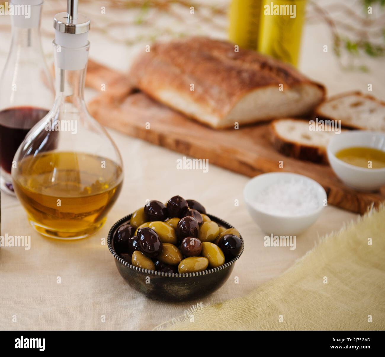 Pane e olio da immersione; olive, vino rosso, olio e Aceto Foto Stock