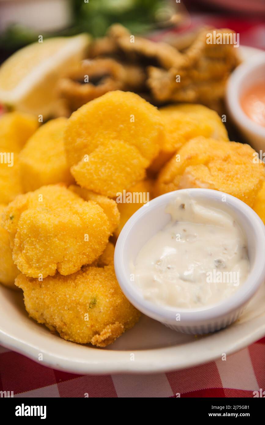 Capesante fritto di mais con salsa tartara Foto Stock