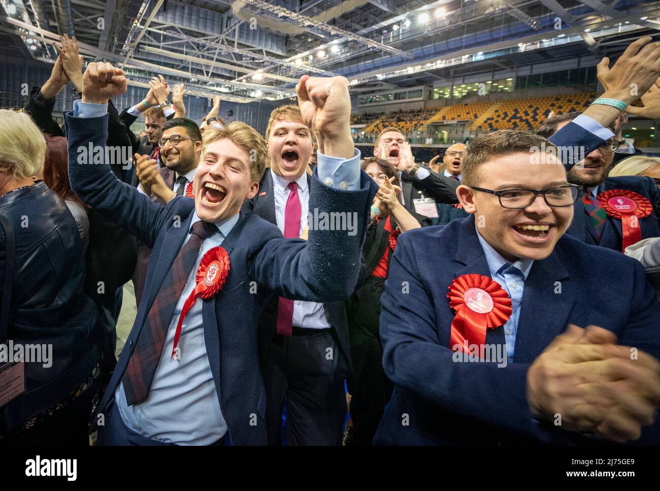 I sostenitori del lavoro scozzese che festeggiano al consiglio comunale di Glasgow contano alla Emirates Arena di Glasgow, nelle elezioni del governo locale. Data foto: Venerdì 6 maggio 2022. Foto Stock