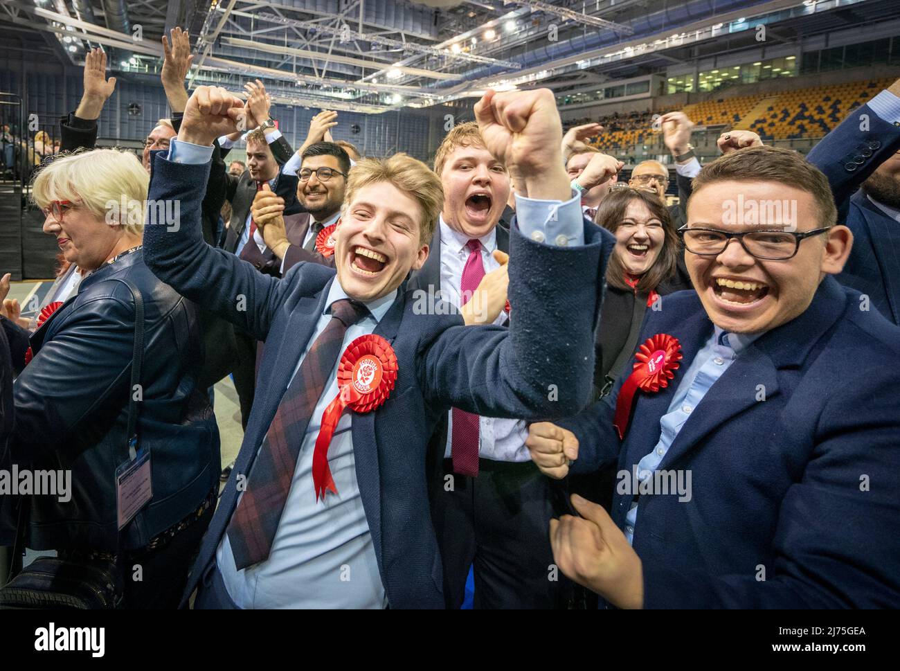 I sostenitori del lavoro scozzese che festeggiano al consiglio comunale di Glasgow contano alla Emirates Arena di Glasgow, nelle elezioni del governo locale. Data foto: Venerdì 6 maggio 2022. Foto Stock