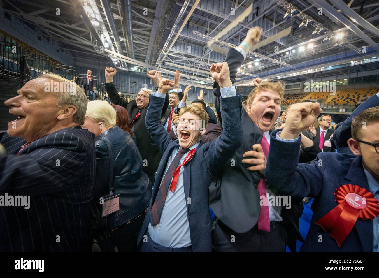 I sostenitori del lavoro scozzese che festeggiano al consiglio comunale di Glasgow contano alla Emirates Arena di Glasgow, nelle elezioni del governo locale. Data foto: Venerdì 6 maggio 2022. Foto Stock