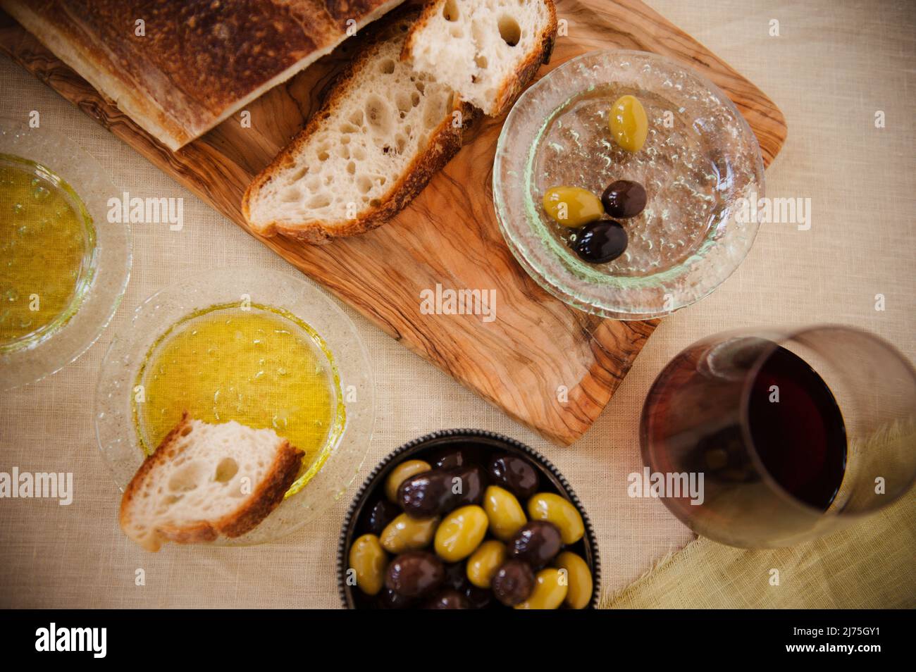Pane e olio da immersione; olive, vino rosso, olio e Aceto Foto Stock
