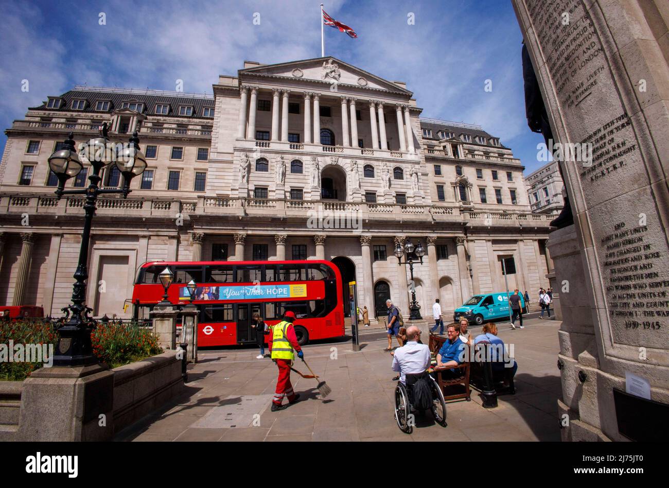 Londra, UK 6 maggio 2022 la Banca d'Inghilterra ha avvertito il Regno Unito di affrontare un "rallentamento economico" quest'anno, in quanto aumenta i tassi di interesse per cercare di arginare il ritmo dei prezzi in aumento. I tassi sono aumentati il giovedì 5th maggio al 1% dal 0,75%, il loro livello più alto dal 2009 e il quarto aumento consecutivo da dicembre. L'inflazione - il tasso al quale i prezzi aumentano - è a 30 anni al massimo e si prevede di colpire il 10 per cento entro l'autunno, quando la guerra Ucraina fa salire i prezzi del carburante e dell'energia. Foto Stock