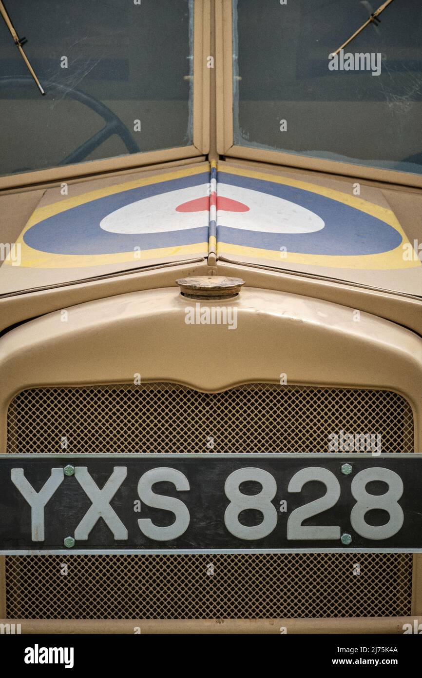 Primo piano del cofano di Morris CDSW 6x4 Gun trattore con un RAF roundel a No Mans Land 2022, Rhuddlan, Galles Foto Stock