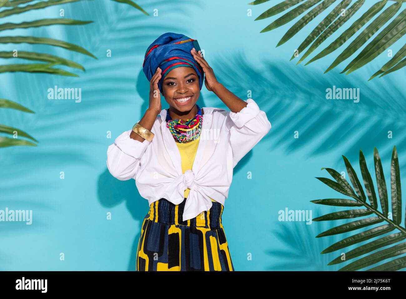 Foto di kenia donna indossare abiti tradizione vestito in fogliame safari pioggia foresta tema partito isolato blu sfondo di colore ciano Foto Stock