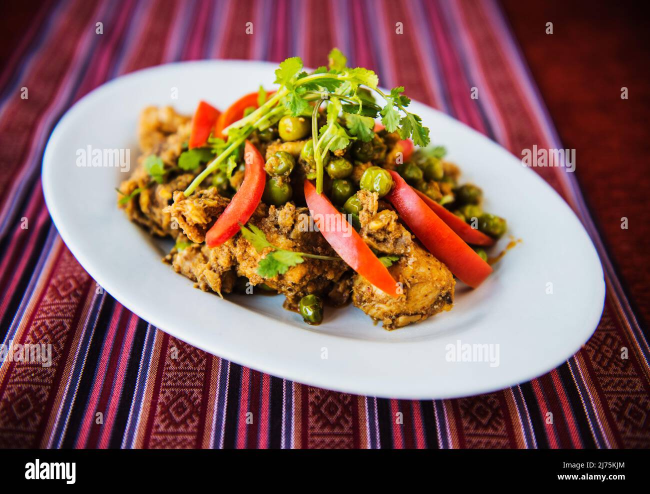 Pollo fritto indiano con verdure Foto Stock