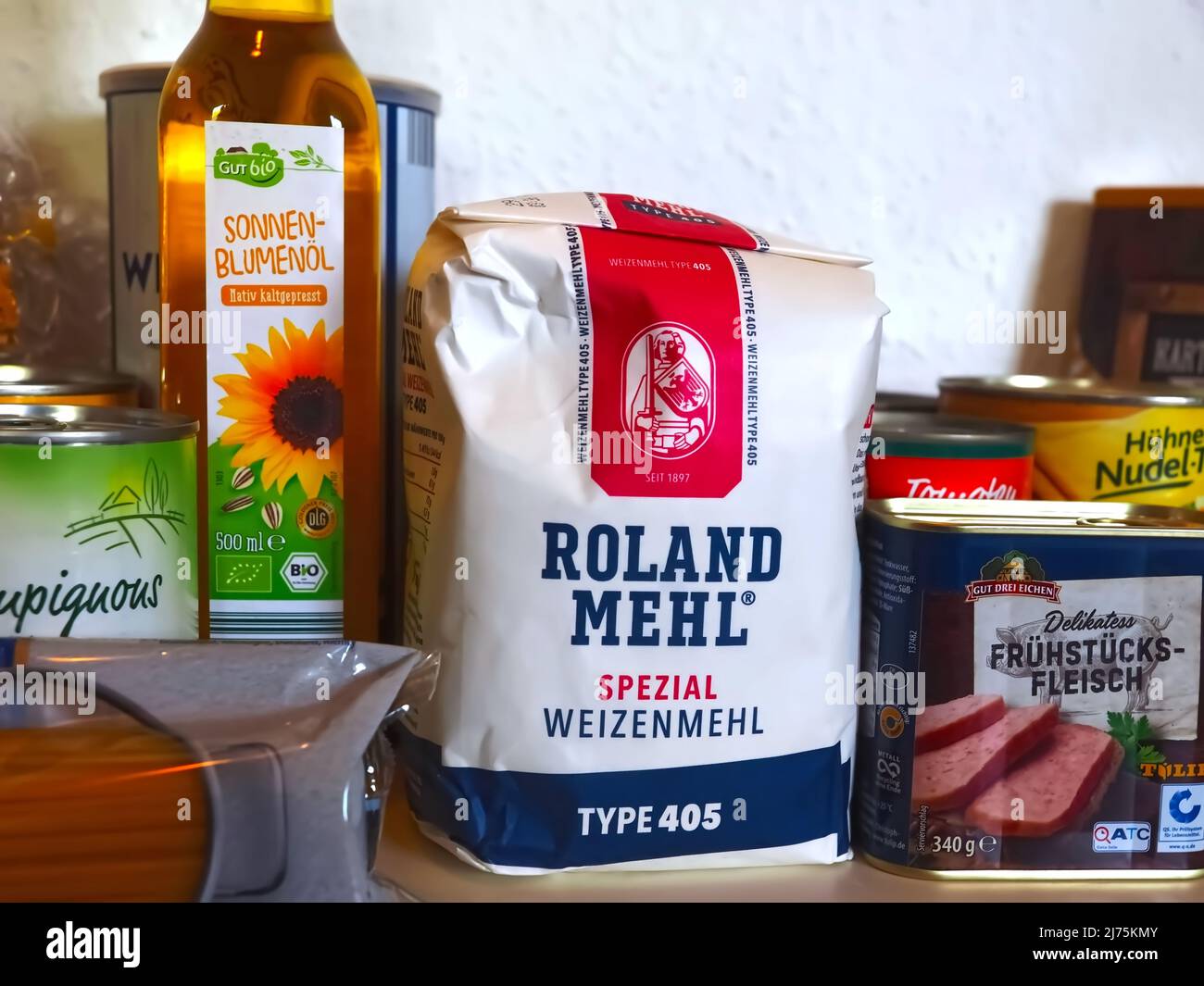 Carrello con generi alimentari tedeschi di lunga durata Foto Stock