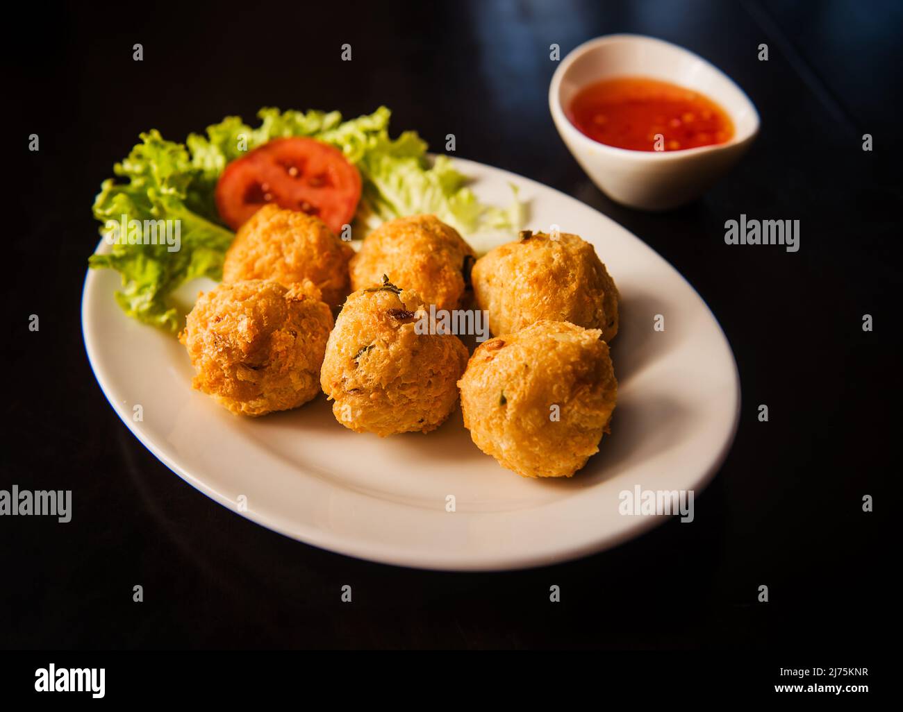 Palle di pollo con salsa al peperoncino Foto Stock