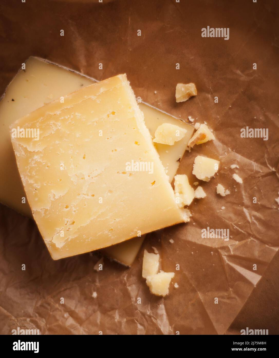 Spicchi di formaggio Gruyere su carta Foto Stock