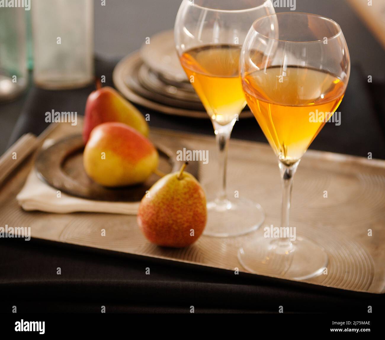Due bicchieri di vino Dessert su un tavolo; ciotola di pere Foto Stock