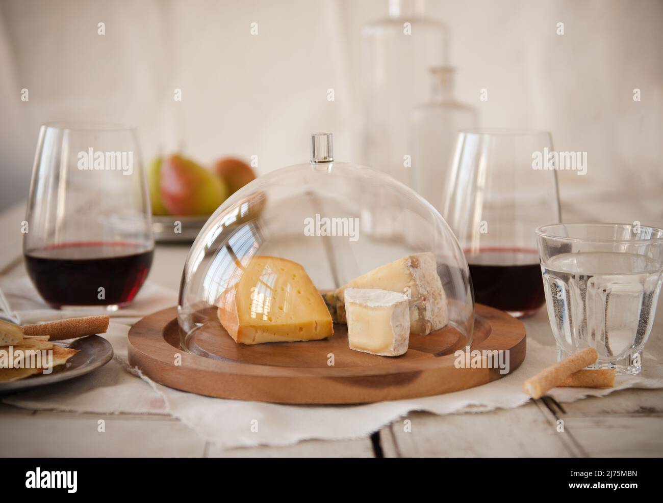 Cupola di formaggio con formaggio assortito; vino rosso e cracker Foto Stock