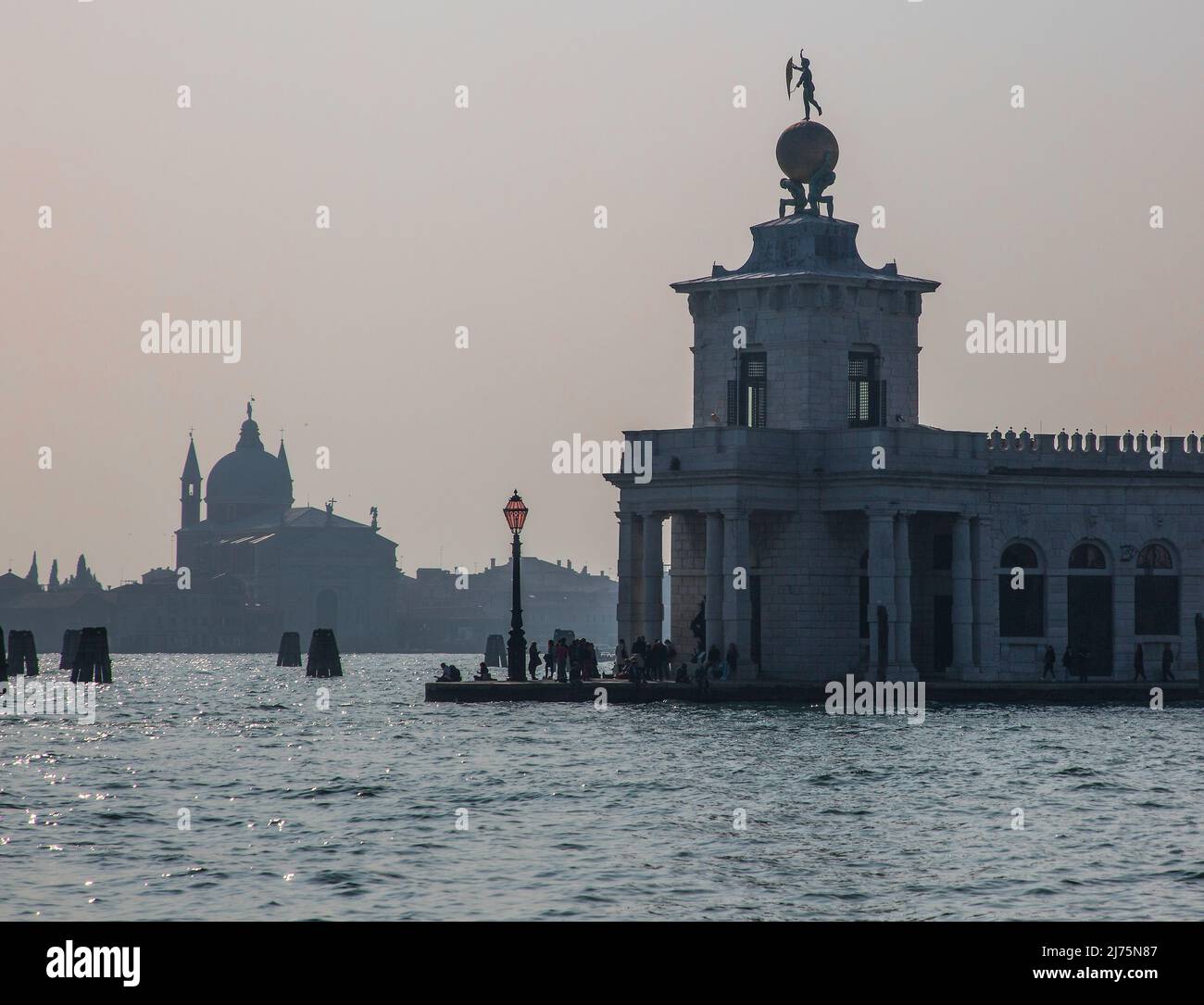 Italien Venedig Punta della Dogana -133 Zollamt erb 1677 Links Redentore-Kirche auf der Giudecca beg 1577 v Andrea Palladio vollendet v Antonio da Pon Foto Stock