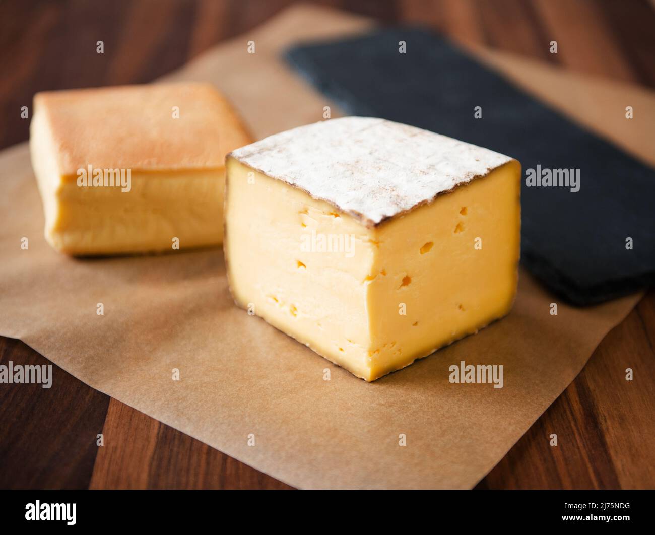 Mahon le mucche spagnole latte formaggio su carta Foto Stock