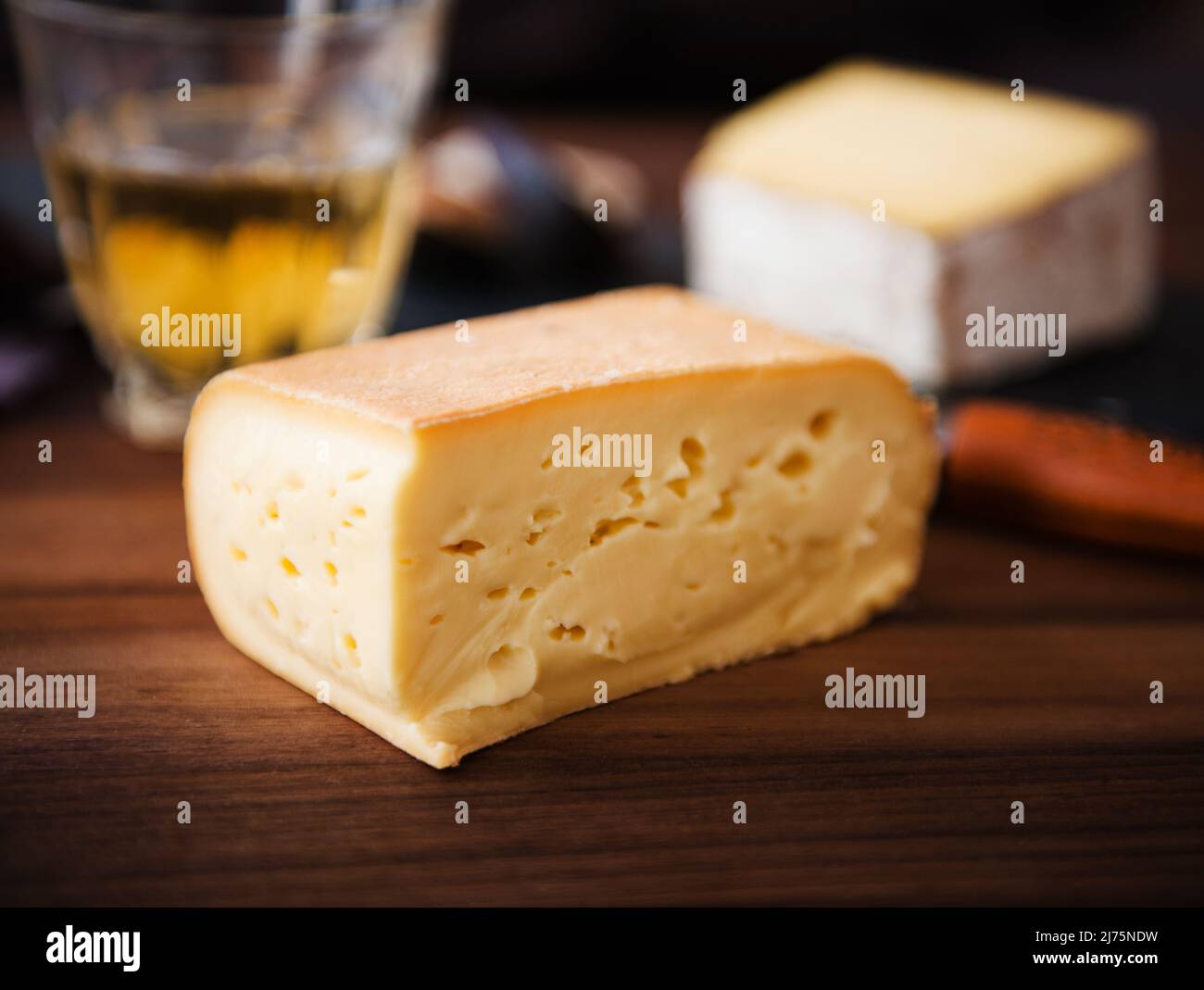 Mahon le mucche spagnole latte formaggio su carta Foto Stock