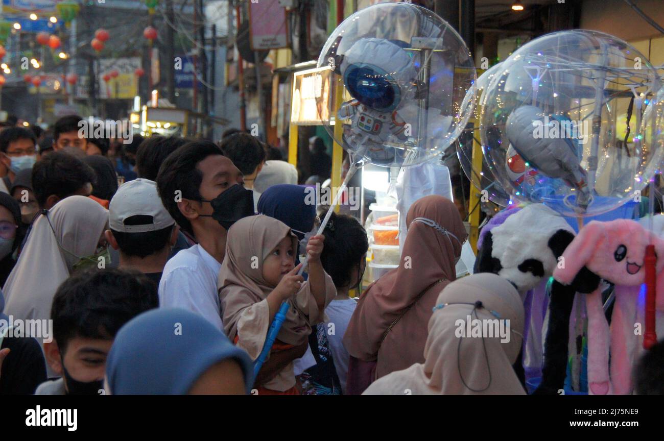 6 maggio 2022, Tangerang, Banten, Indonesia: La folla di persone che fanno turismo culinario nel vecchio mercato di tangerang. Molta gente che vende cibo con una varietà di cibi interessanti e deliziosi. (Credit Image: © Denny Pohan/ZUMA Press Wire) Foto Stock