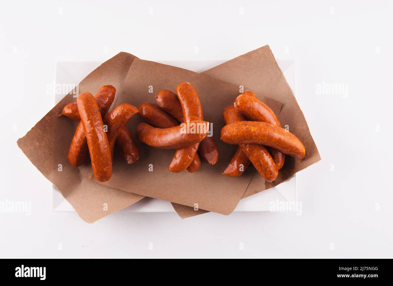 Molte salsicce affumicate om Paper; dall'alto Foto Stock