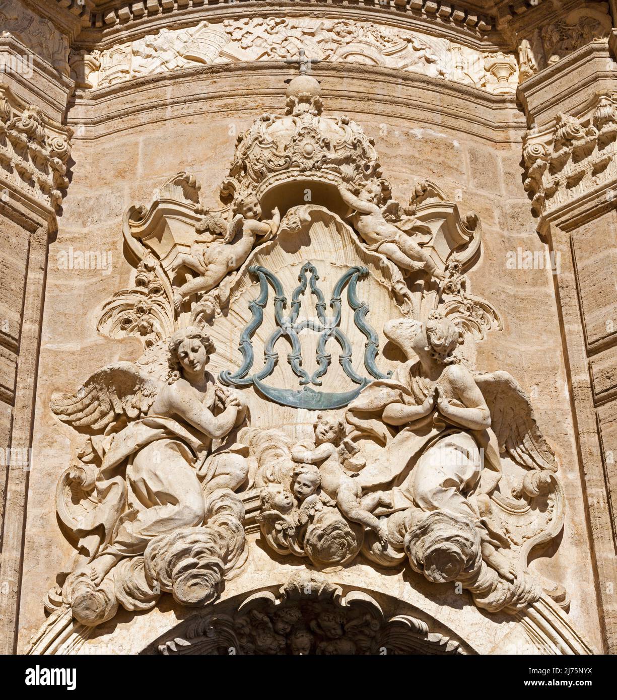 Valencia - il dettaglio del portale barocco della Cattedrale - Basilica dell'Assunzione di nostra Signora di Valencia con le iniziali marianiche Foto Stock