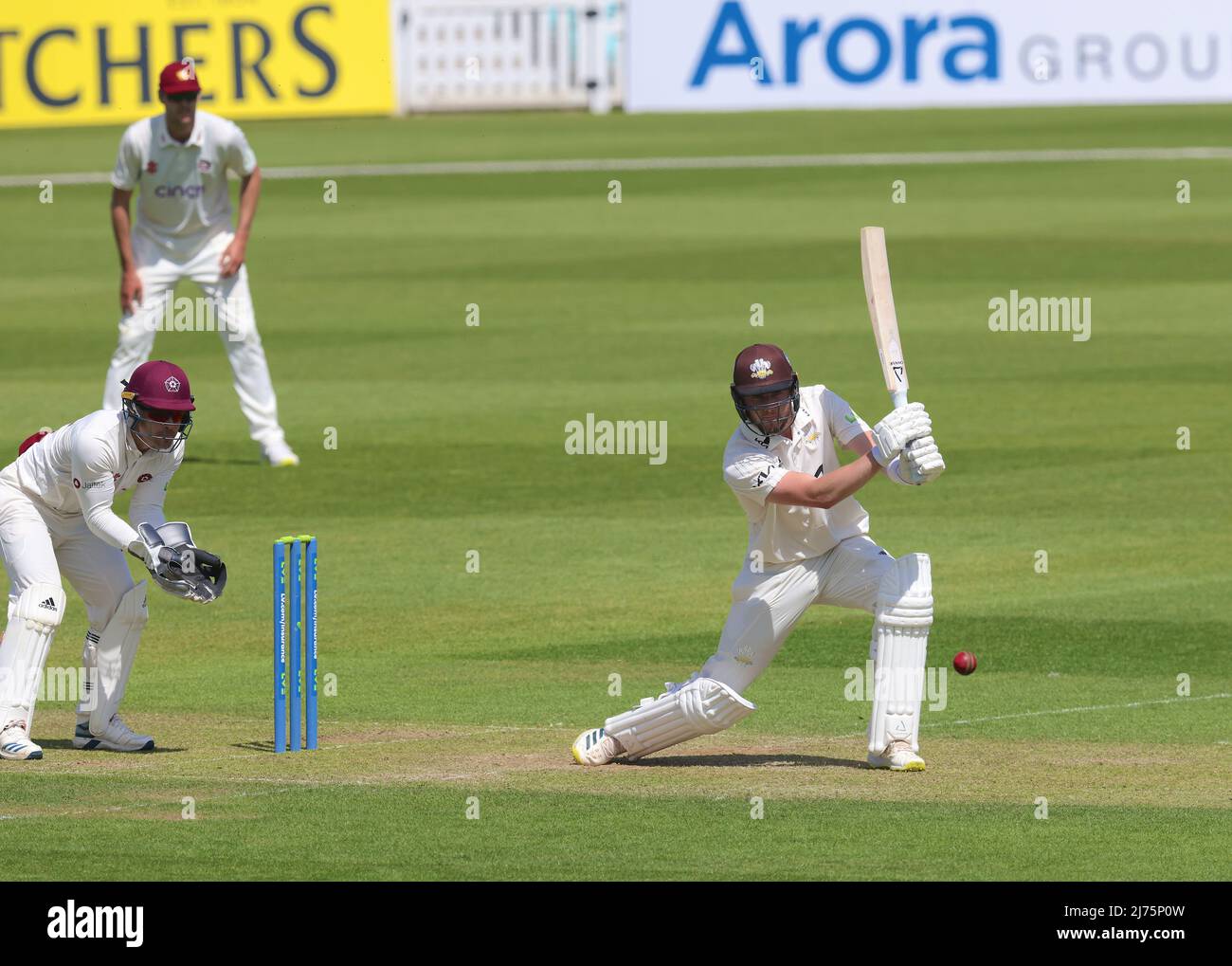 6 maggio 2022. Londra, Regno Unito. Il Gus Atkinson di Surrey batte mentre Surrey prende il Northamptonshire nel campionato della contea al Kia Oval, giorno due. David Rowe/Alamy Live News Foto Stock