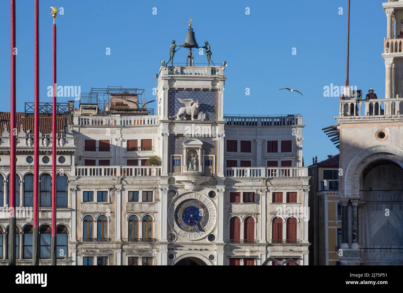 Italien Venedig Uhrenturm -497 vollendet 1499 von Mauro Codussi Südfassade Obergeschesse mit Analog- u Digitaluhr Markuslöwe und bronzenen Glockensch Foto Stock