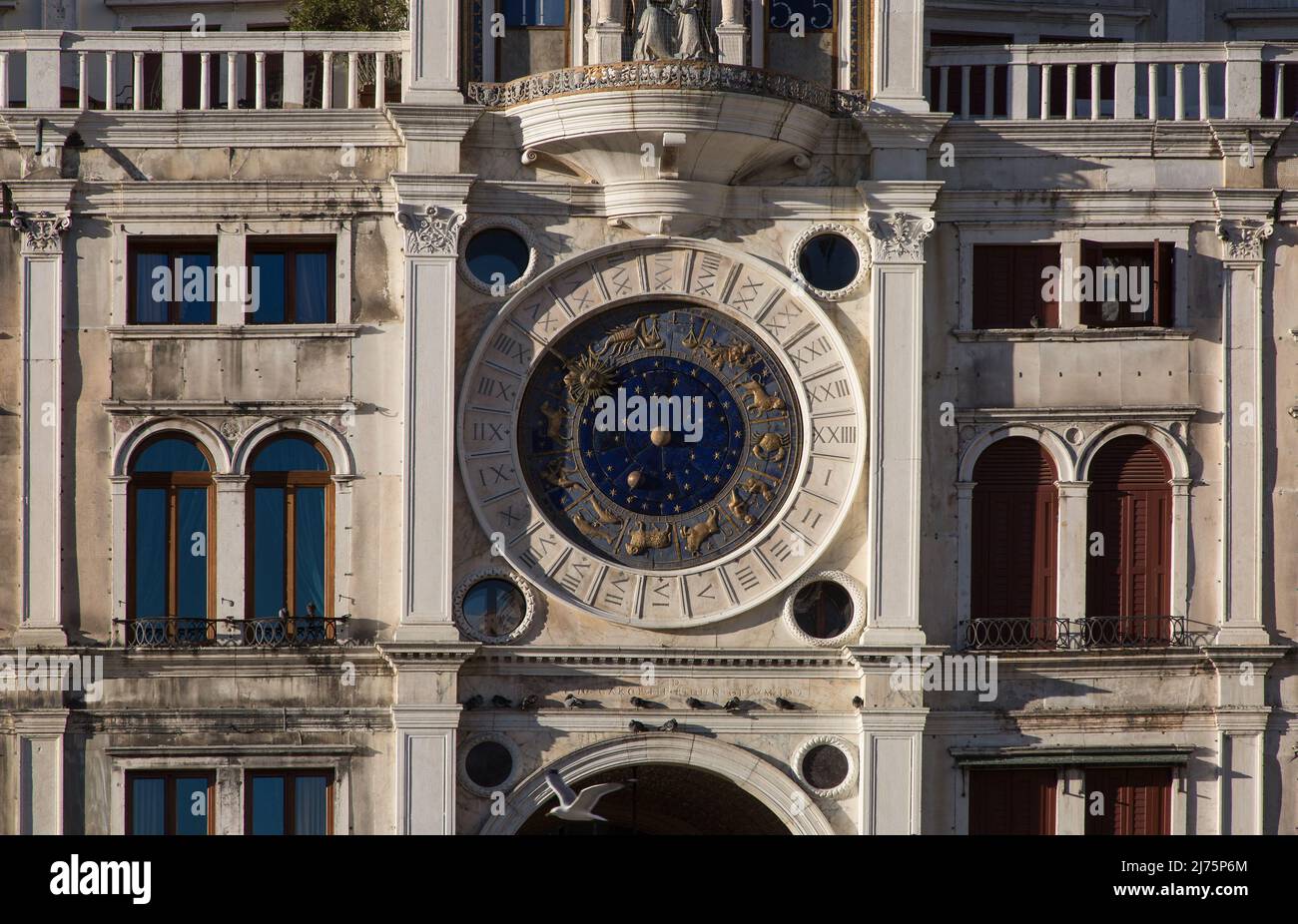 Italien Venedig Uhrenturm am Markusplatz -503 vollendet 1499 von Mauro Codussi Fassadenausschnitt Zeigeruhr mit 24-Stunden-Zifferblatt u Tierkreiszeic Foto Stock