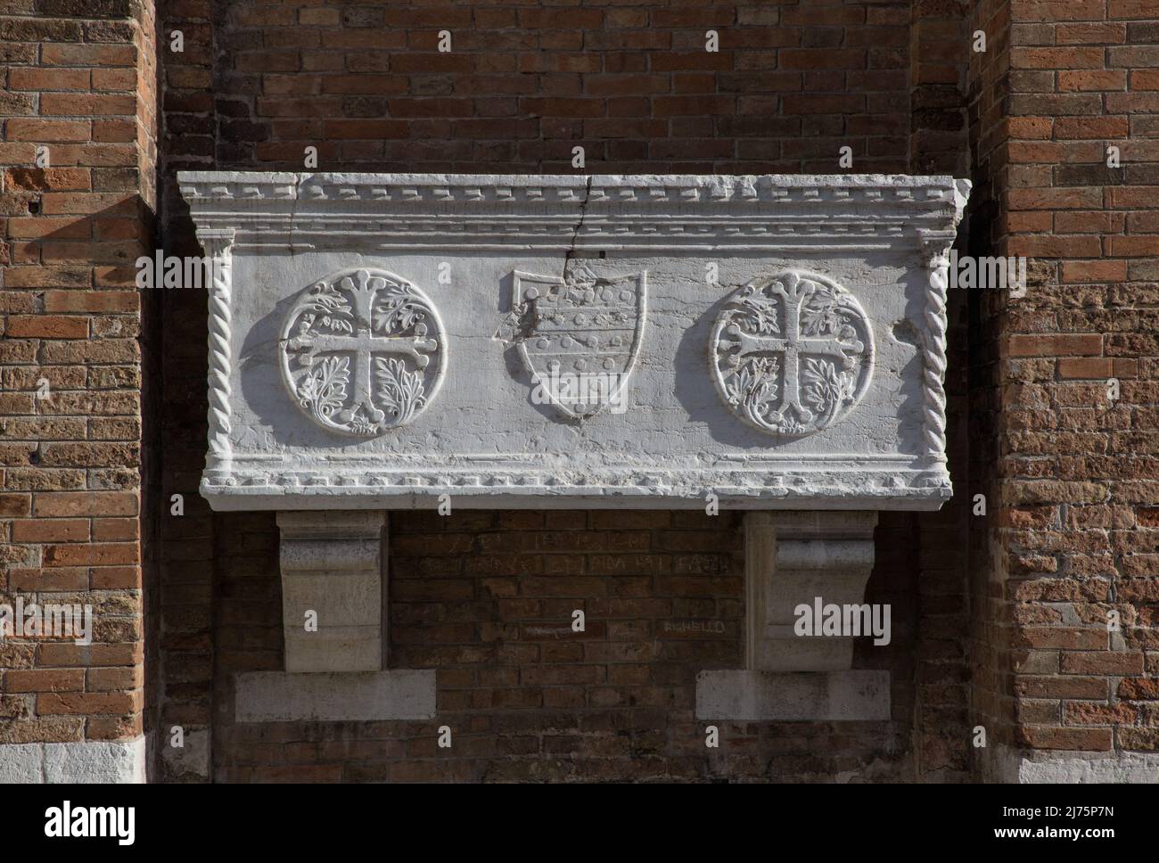 Italien Venedig Zanipolo-Kirche -288 Hauptbauzeit 14-15 JH Sarkophag (Wandgrab) evtl eines Dogen rechts neben Westdem Familienwappen wird von z Foto Stock