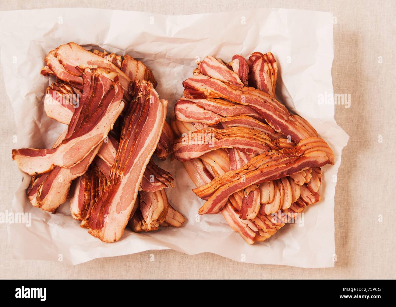 Fette di pancetta cruda in carta macelleria Foto Stock