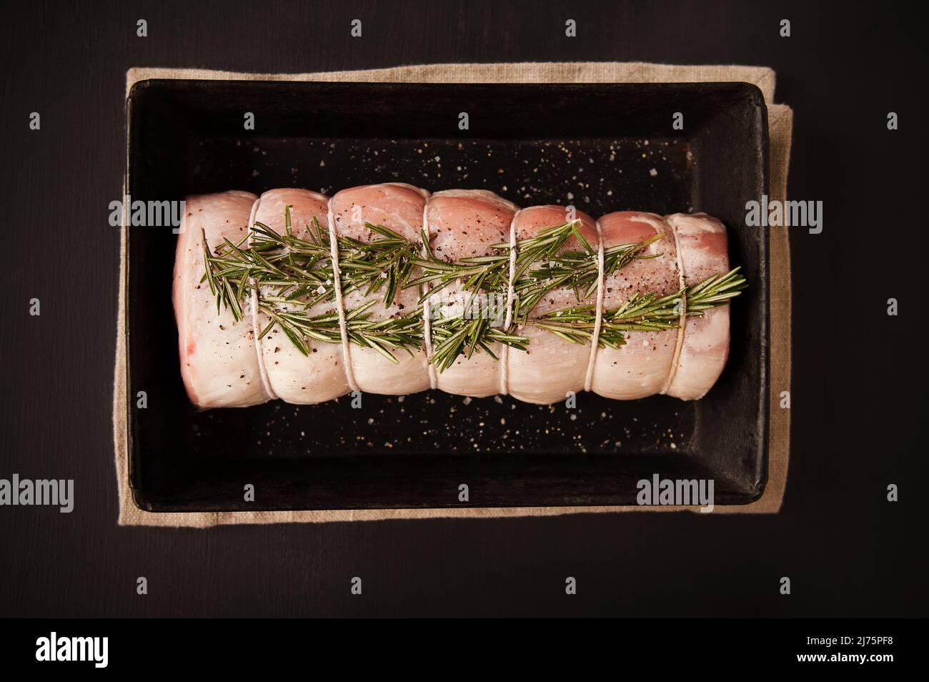 Arrosto di maiale crudo con rosmarino Foto Stock