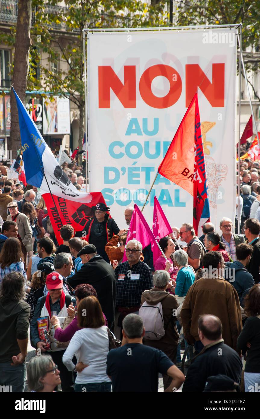 PARIGI, FRANCIA - 23 SETTEMBRE 2017 : dimostrazione organizzata dal partito di estrema sinistra 'Les Insoumis' contro le leggi del lavoro sostenute dal presidente Macron Foto Stock