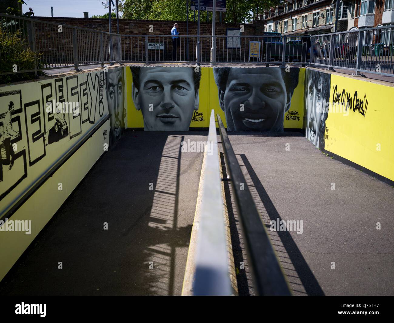 Il murale del Watford FC adorna la metropolitana che conduce al Vicarage Road Stadium, che riflette la storia, la passione e l'orgoglio che gli appassionati del Horne hanno sentito Foto Stock