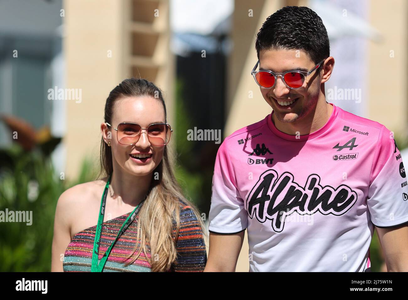 Esteban OCON (fra) Alpine F1 Team con la sua fidanzata Elena Berri (ITA). 06.05.2022. Formula 1 World Championship, Rd 5, Miami Grand Prix, Miami, Florida, USA, giorno di pratica. Il credito fotografico dovrebbe essere: XPB/Press Association Images. Foto Stock