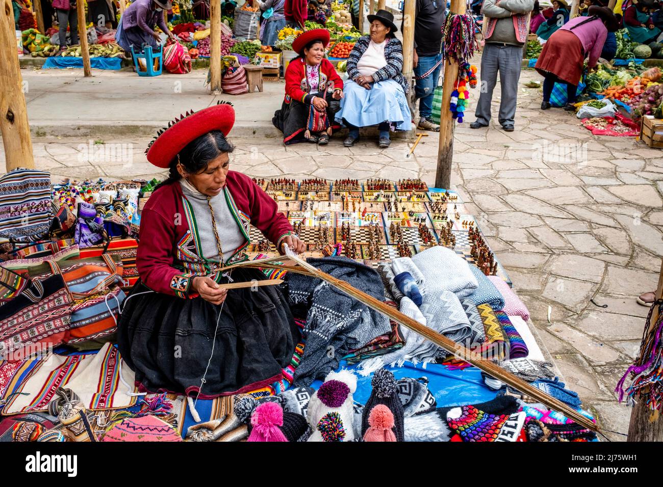 Una donna quechua indigena che mostra il metodo tradizionale di tessitura della lana nel villaggio di Chinchero, la Valle Sacra, Provincia di Urubamba, Perù. Foto Stock