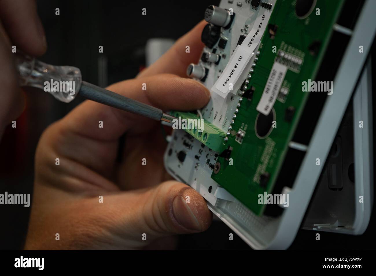 Foto di sistemi di sicurezza contro ladri.Foto di un ingegnere elettronico che fissa una telecamera e un sistema radar.Foto di una tastiera.Foto di un CCTV Foto Stock