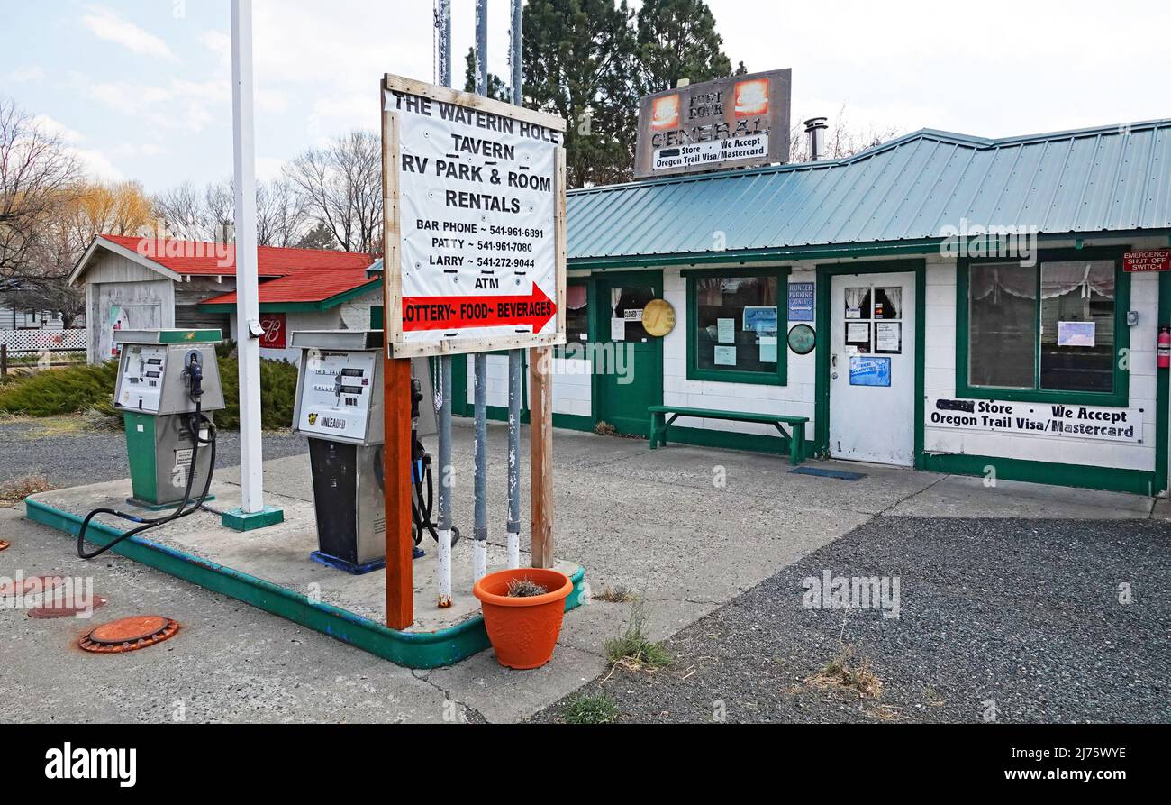 Un distributore di benzina e negozio il piccolo villaggio di Fort Rock, Oregon. Foto Stock