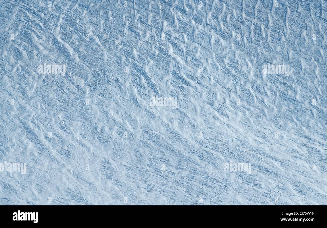 Modelli e onde in neve soffiata dal vento nelle Alpi Foto Stock