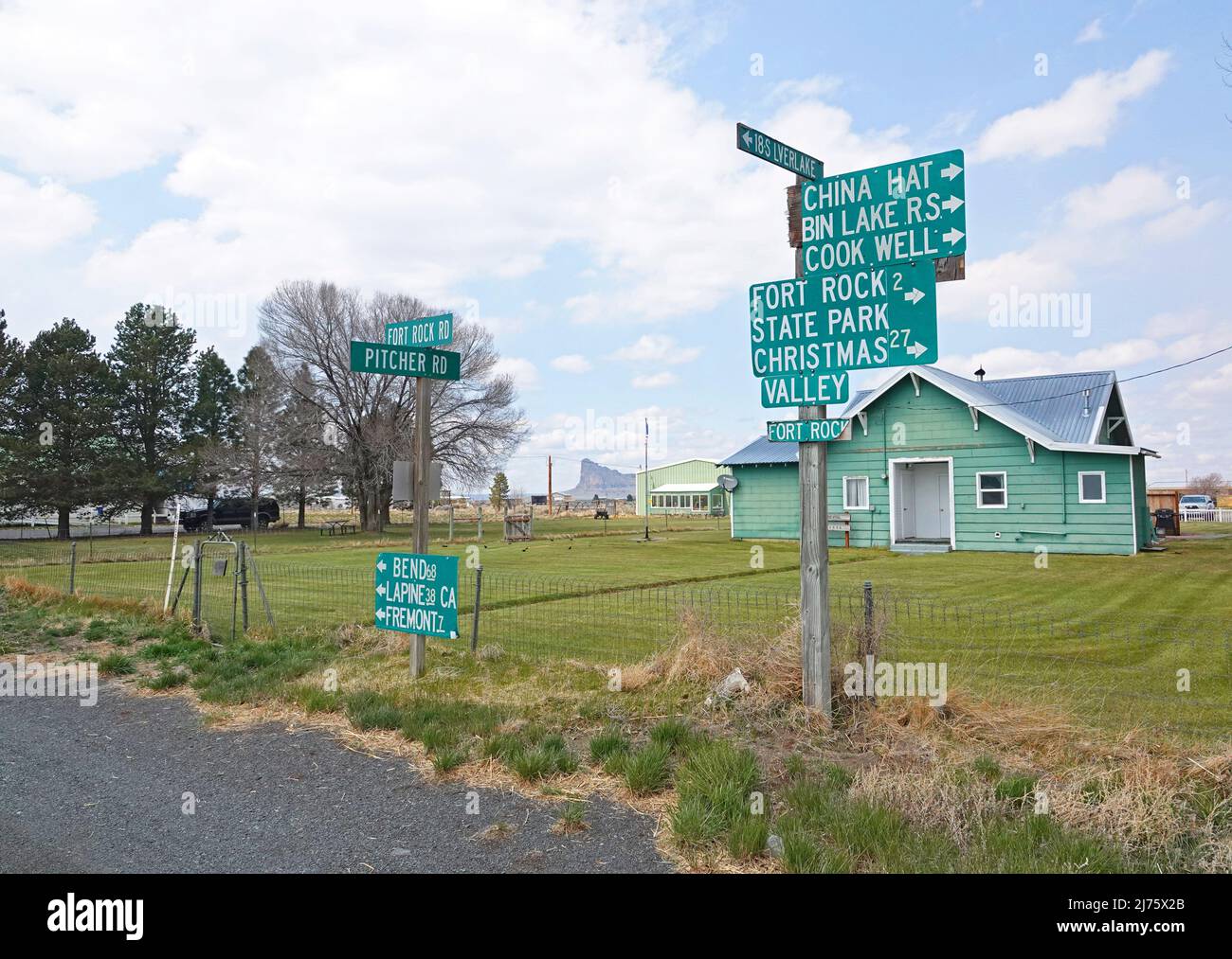 Un cartello stradale nel piccolo villaggio di Fort Rock, Oregon, che indica la strada per varie attrazioni locali. Foto Stock