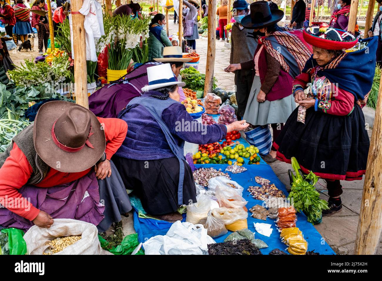 Donne indigene Quechua che vendono verdure al mercato domenicale nel villaggio di Chinchero, la Valle Sacra, Provincia di Urubamba, Perù. Foto Stock