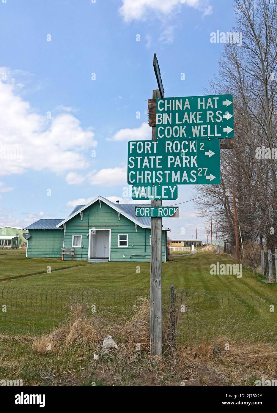 Un cartello stradale nel piccolo villaggio di Fort Rock, Oregon, che indica la strada per varie attrazioni locali. Foto Stock