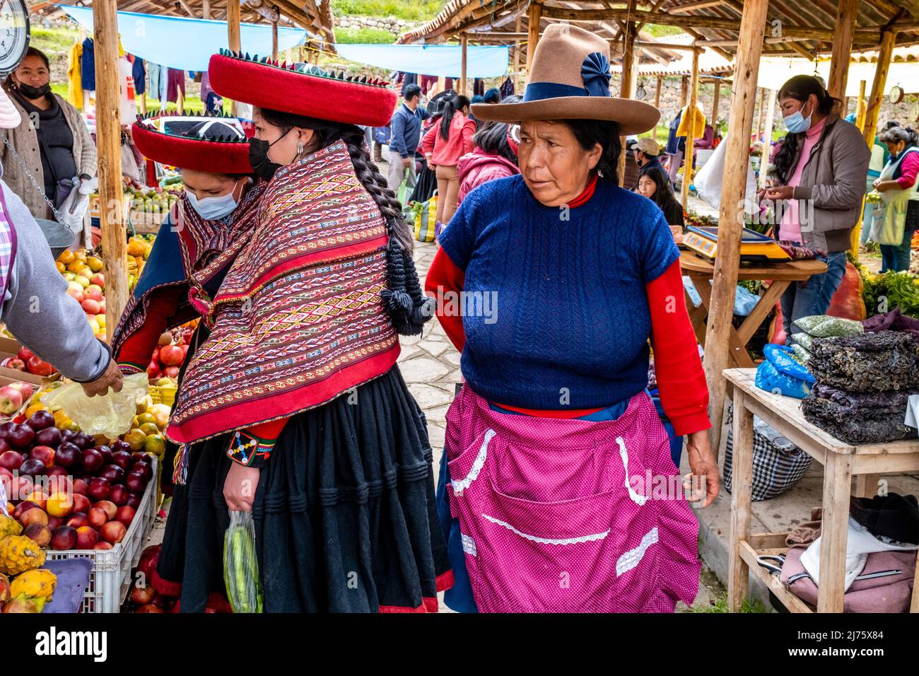 Donne indigene Quechua Shopping per frutta e verdura al famoso mercato domenicale nel villaggio di Chinchero, Cusco Regione, Perù. Foto Stock