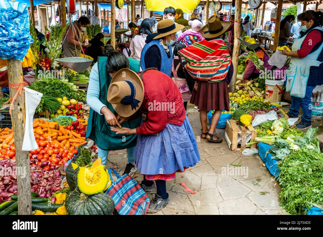 Donne Quechua indigene anziane che comperano frutta e verdura al mercato domenicale nel villaggio di Chinchero, nella regione di Cusco, in Perù. Foto Stock