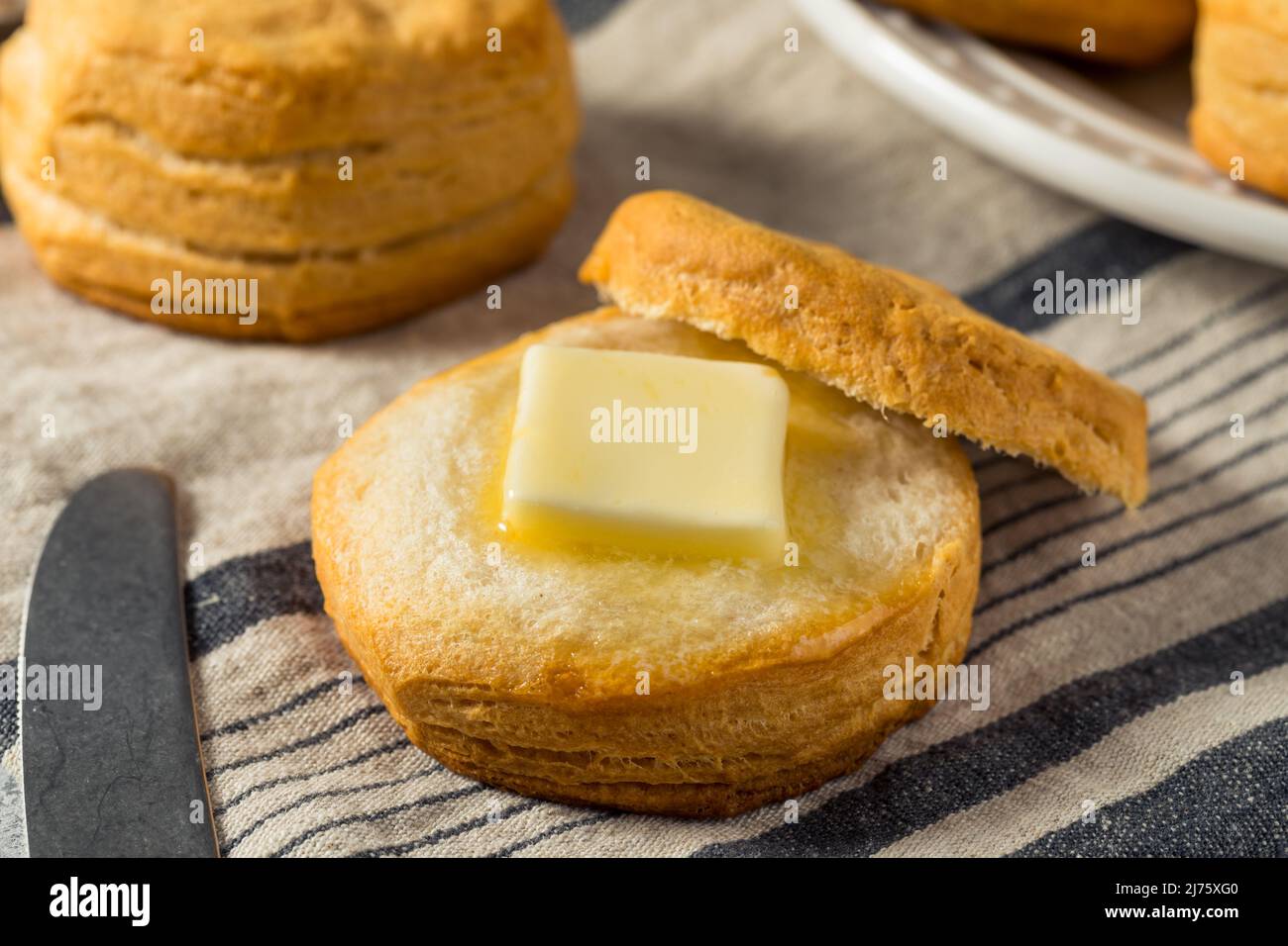 Biscotti fatti in casa con latte di Buttermilk del Sud con burro e miele Foto Stock