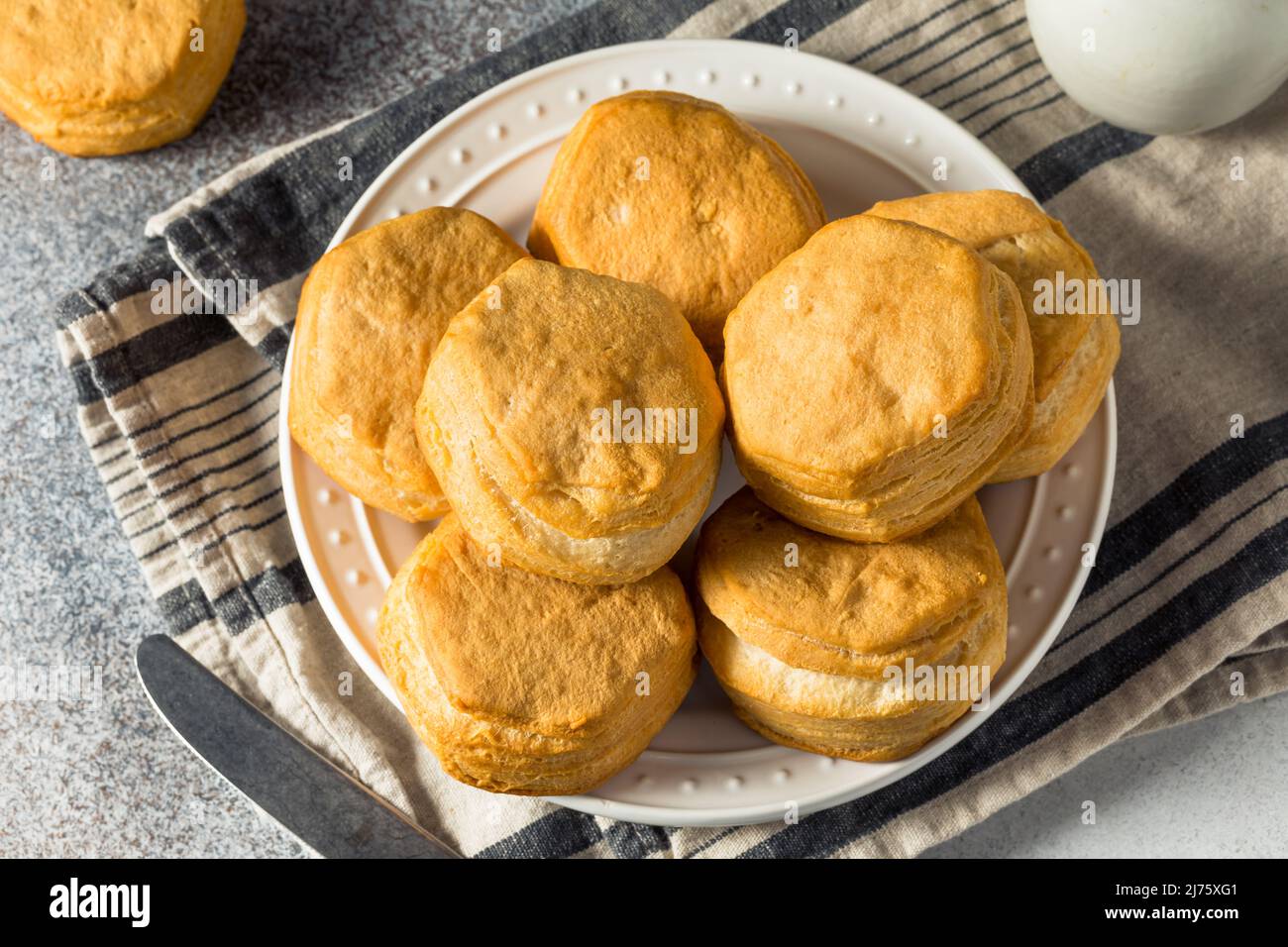Biscotti fatti in casa con latte di Buttermilk del Sud con burro e miele Foto Stock