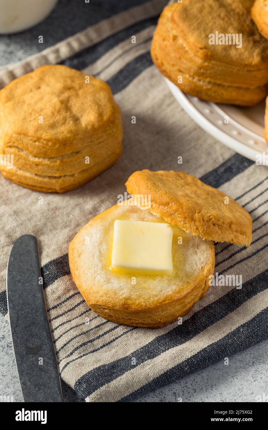 Biscotti fatti in casa con latte di Buttermilk del Sud con burro e miele Foto Stock