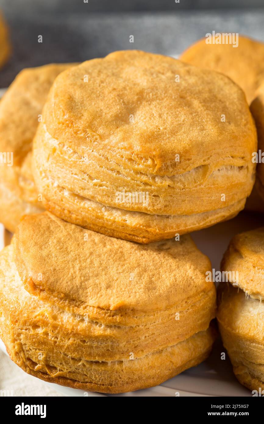 Biscotti fatti in casa con latte di Buttermilk del Sud con burro e miele Foto Stock