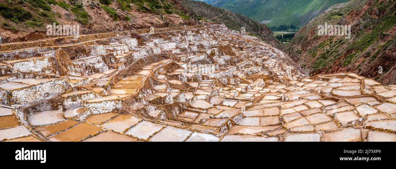 Un'immagine panoramica della regione di Cusco di Salineras De Maras (Maras Salt Pans), Perù. Foto Stock