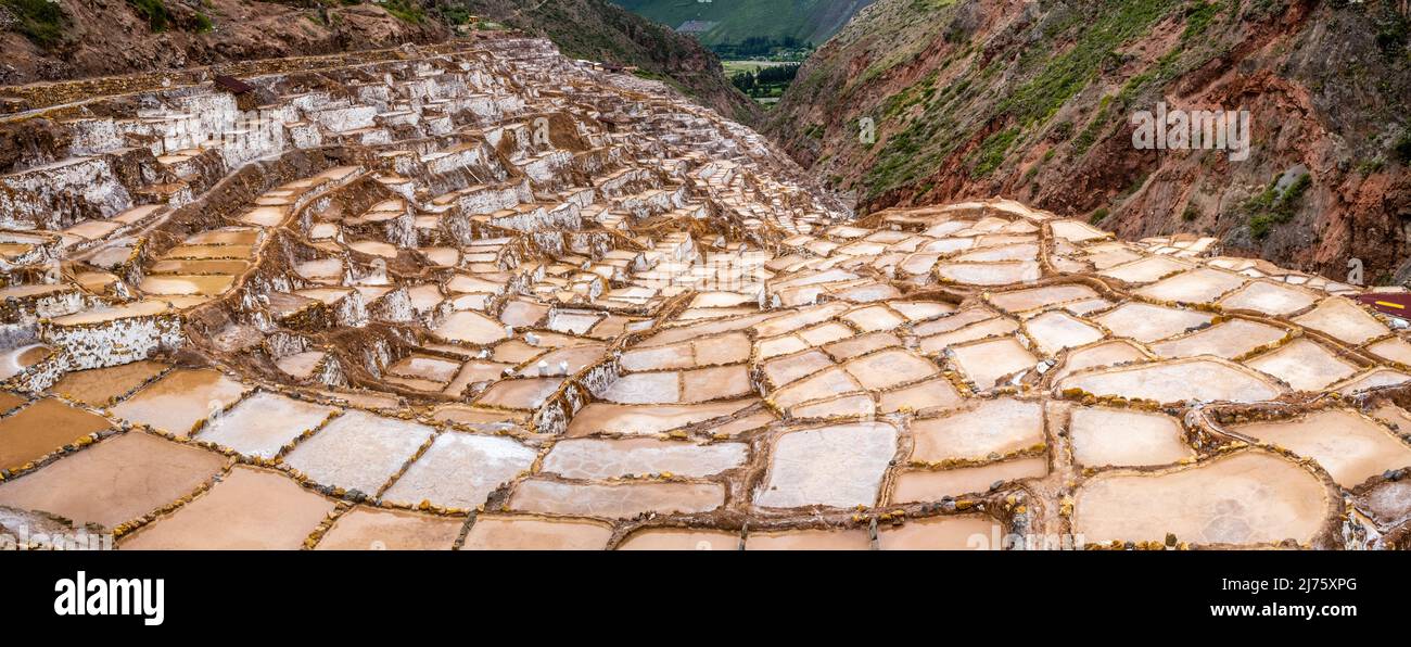 Un'immagine panoramica della regione di Cusco di Salineras De Maras (Maras Salt Pans), Perù. Foto Stock