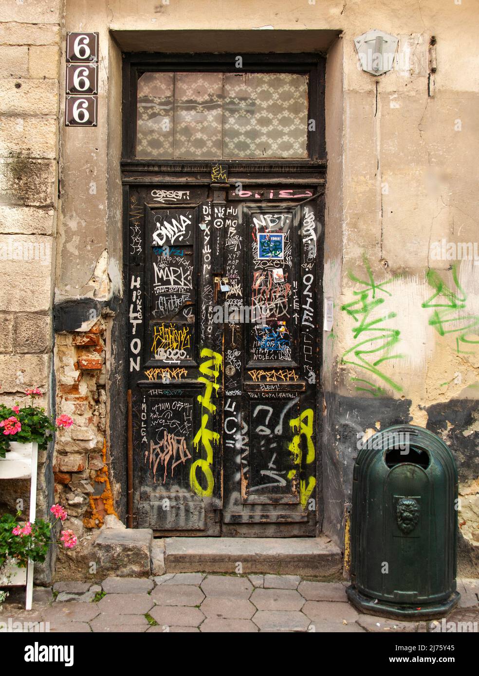 Graffiti sulle vecchie porte Foto Stock