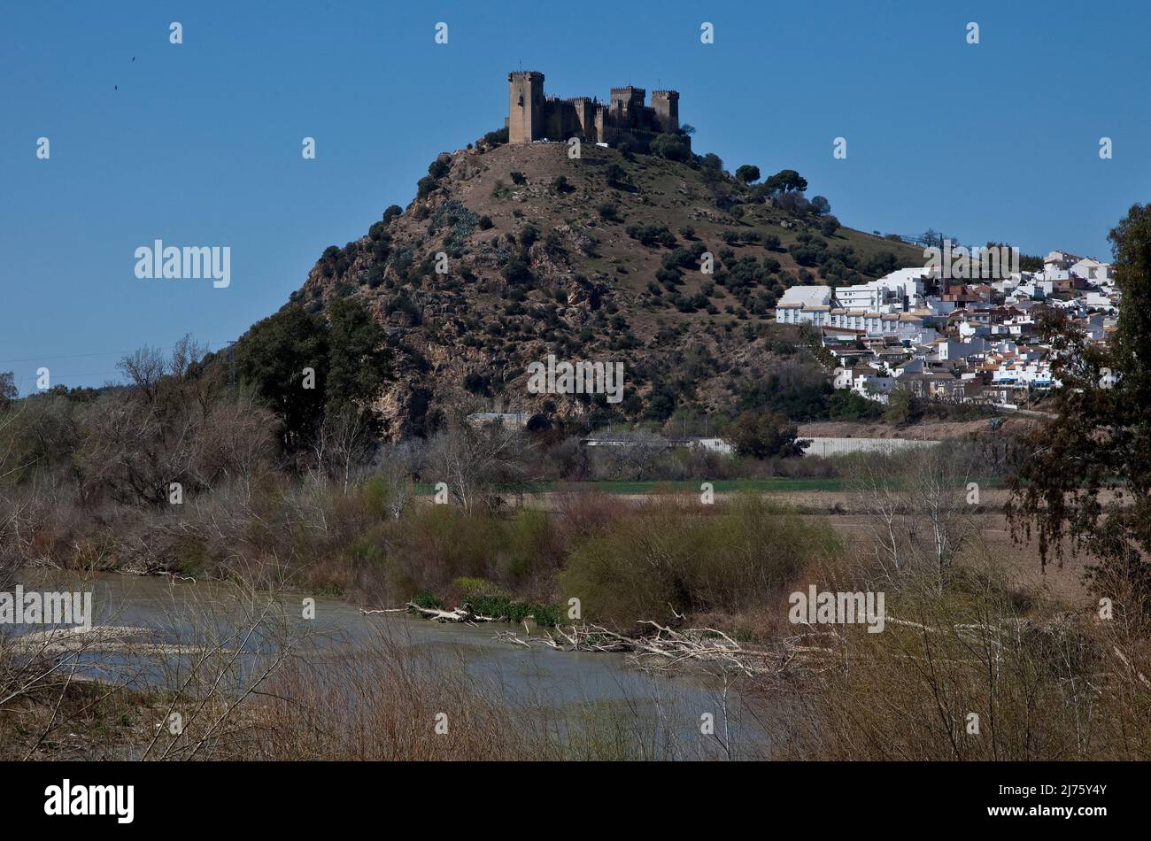 Blick aus mittlerer Distanz von Süd-Süd-Ost über den Río Guadalquivir Foto Stock